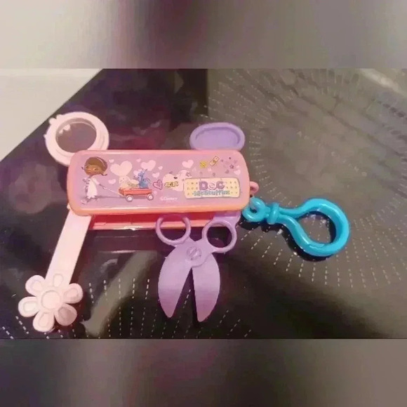 Disney Doc Mcstuffins 4 in 1 Dr Medical Vet Tool  Utility Keychain - Picture 4 of 4
